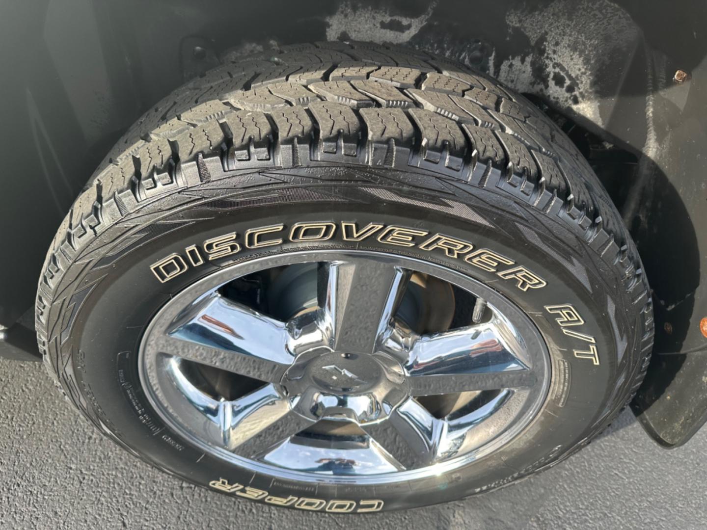 2011 White /BLACK Chevrolet Avalanche (3GNTKGE31BG) with an 8 engine, automatic transmission, located at 8464 Route 219, Brockway, PA, 15824, (814) 265-1330, 41.226871, -78.780518 - WOW...just traded in 2011 Chev Avalanche LTZ with leather, power/heated/cool seats, sunroof, DVD, hitch, and ONLY 64000 miles. Serviced and ready to go. Hard to find and we have the right one. - Photo#10